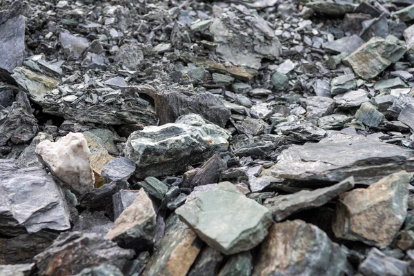 Pilha Enorme Com Pedras Perto Montanha — Fotografia de Stock