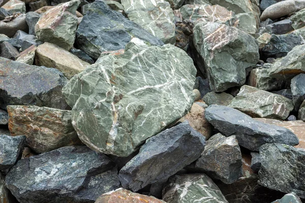 Enorme Pila Con Rocas Cerca Montaña —  Fotos de Stock