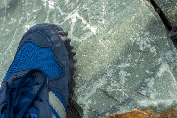 Turistická Noha Modrých Botách Velkém Kameni — Stock fotografie