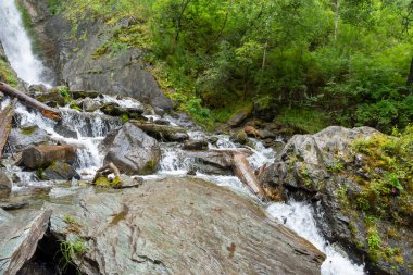 Kayalık bir nehirde yüksek bir şelale