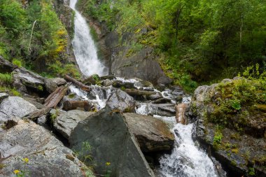 Kayalık bir nehirde yüksek bir şelale