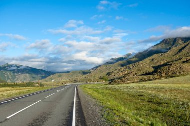 Dağlardaki asfalt yol dağ zirvelerine çıkıyor.