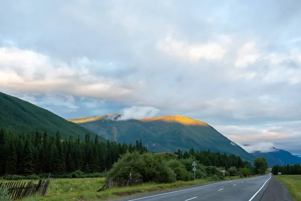 Morgonsolen Lyser Upp Topparna Fjärran Berg — Stockfoto