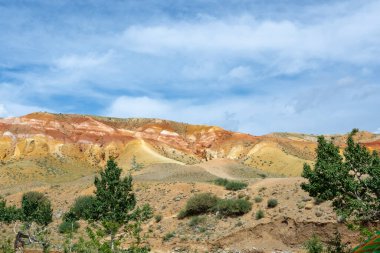 Dağdaki dağ zirveleri ve bulutlu mavi gökyüzü