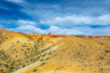 Dağdaki dağ zirveleri ve bulutlu mavi gökyüzü