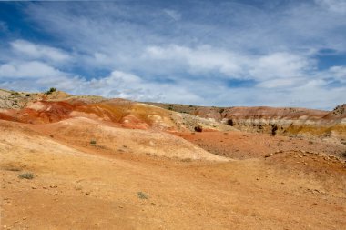 Dağdaki dağ zirveleri ve bulutlu mavi gökyüzü