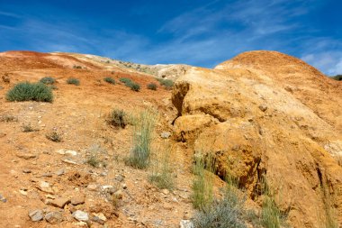 Güzel mavi gökyüzünün arka planında renkli kil kayalar