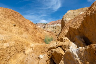 Güzel mavi gökyüzünün arka planında renkli kil kayalar