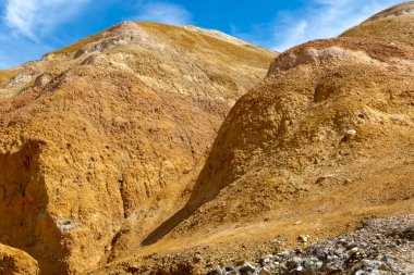 Güzel mavi gökyüzünün arka planında renkli kil kayalar