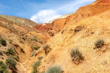 Güzel mavi gökyüzünün arka planında renkli kil kayalar