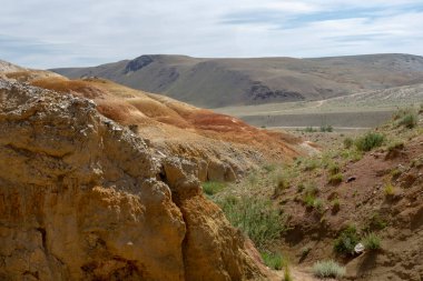 Dağdaki dağ zirveleri ve bulutlu mavi gökyüzü