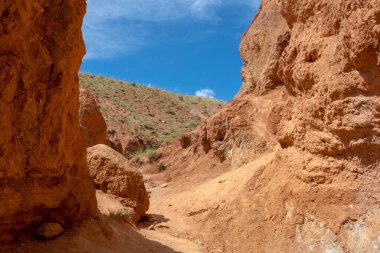 Altai dağındaki kırmızı kumtaşından kayalar