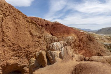 Altai dağındaki kırmızı kumtaşından kayalar