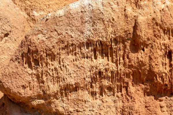 阿尔泰山区红砂岩岩石的结构 — 图库照片