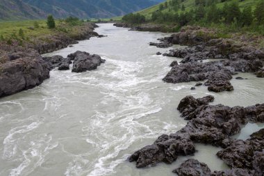 Altai dağları, Rusya. Burası nehrin en dar ve en derin yeri. Doğanın acımasız güzelliği.