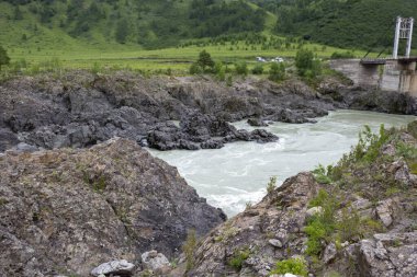 Yaşlı Oroktoy ile hızlı dağ nehri Katun 'un yaz manzarası