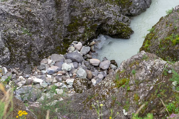 Malý Záliv Kameni Břehu Horské Řeky — Stock fotografie