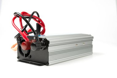 Terminallerle birlikte elektrik akımını dönüştürmek için elektrik aygıtı