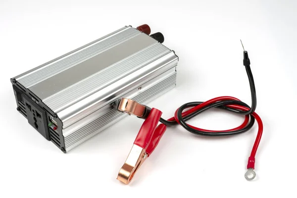 Terminallerle birlikte elektrik akımını dönüştürmek için elektrik aygıtı