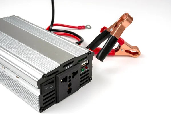 Terminallerle birlikte elektrik akımını dönüştürmek için elektrik aygıtı