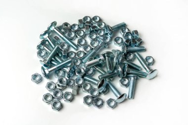 Beyaz arka planda fındıklı büyük bir cıvata yığını