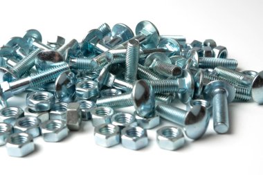 Beyaz arka planda geniş bir cıvata ve fındık grubu