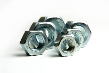 Beyaz arka planda bir grupta birkaç büyük fındık