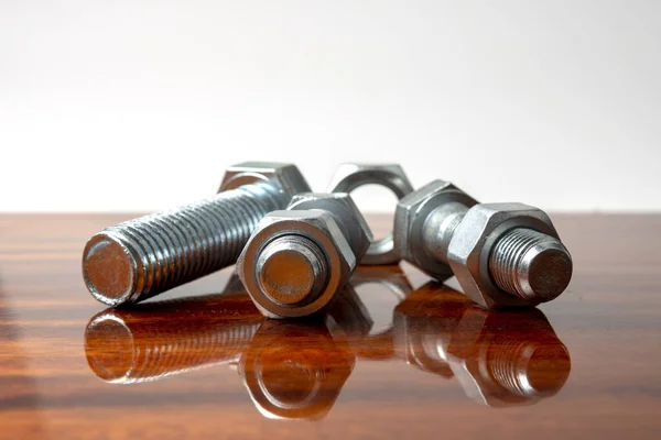 Alguns Parafusos Porcas Uma Mesa Madeira Polida — Fotografia de Stock