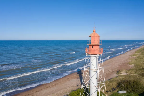 Vista Aérea Farol Com Base Vermelha Superior Branca Céu Azul — Fotografia de Stock