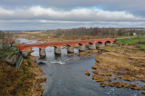Luftaufnahme Der Alten Ziegelbrücke Über Den Fluss Venta Kuldiga — Stockfoto