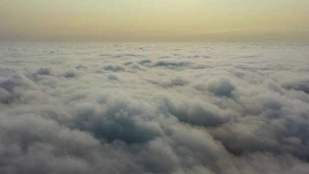 Widok z lotu ptaka nad niebiańskimi puszystymi chmurami deszczu — Wideo stockowe