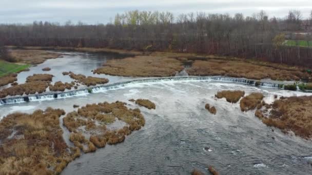 Luchtschot richting Venta Rapid (Ventas Rumba) waterval. Breedste waterval van Europa in Kuldiga — Stockvideo