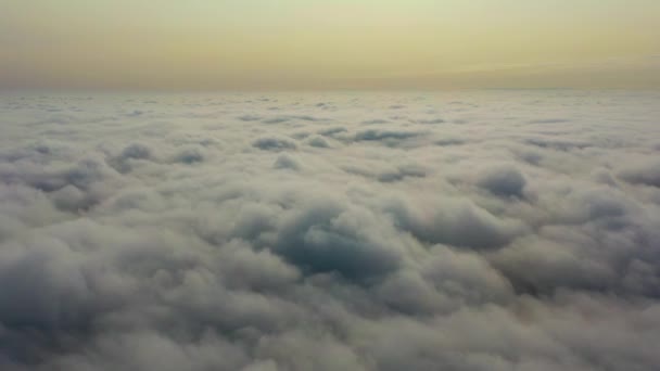Flygfoto av drönare flyger ovanför genom himmelska fluffiga regn moln — Stockvideo