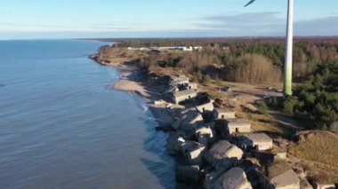 Liepaja Kuzey Kaleleri üzerinde uçan hava çekimi, Letonya 'daki Baltık deniz kıyısındaki eski terk edilmiş kaleler