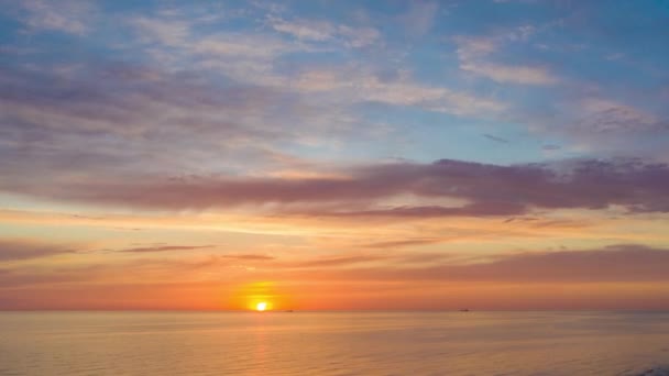 Timelapse van prachtige oranje zonsondergang hemel boven zee. Zon gaat onder achter de horizon — Stockvideo