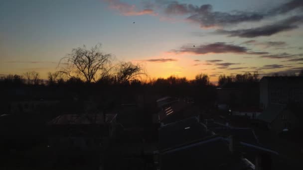 Pôr do sol lapso de tempo da área residencial urbana. Nuvens movendo-se sobre telhados de casas. — Vídeo de Stock