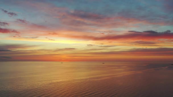 Lucht schot vliegen in prachtige oranje zonsondergang hemel boven zee — Stockvideo