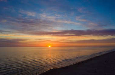 Güzel turuncu günbatımı manzaralı deniz üzerinde gökyüzü