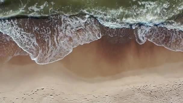 从空中俯冲下来的海浪拍打在沙滩上 — 图库视频影像