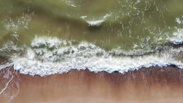 Aerial arriba hacia abajo tiro de olas estrellándose contra la playa de arena — Vídeos de Stock