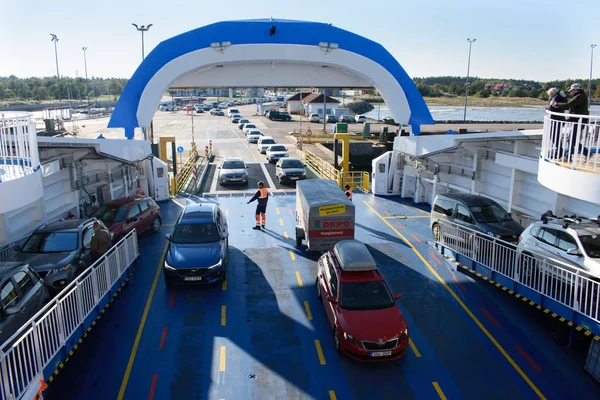Kuivastu Estonia 2021 Pojazdy Wchodzące Pokład Toll — Zdjęcie stockowe