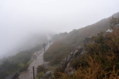 Madeira, Portekiz - 03.22.2025: Pico do Arieiro, Madeira, Portekiz 'de sisli havada turistler