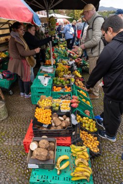 Santana, Madeira, Portekiz - 03.22.2025: Santana, Madeira, Portekiz 'deki çiftçi pazarında turistler