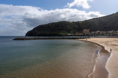 Machico, Madeira, Portekiz - 03.22.2025: Madeira, Portekiz 'deki Praia de Machico Plajı