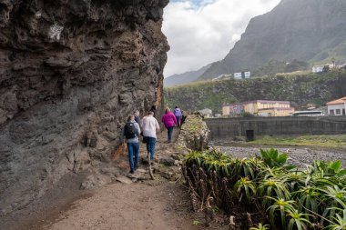 Sao Vicente, Madeira, Portekiz - 03.23.2025: Sao Vicente, Madeira, Portekiz 'de uçurumun yanında yürüyen turistler