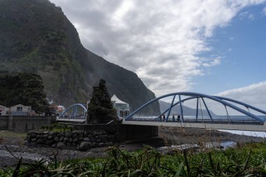 Sao Vicente, Madeira, Portekiz - 03.23.2025: Madeira, Portekiz 'deki Sao Vicente köprüsü