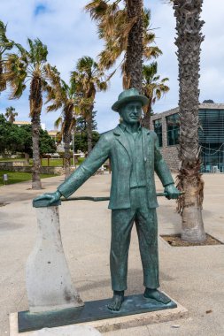 Porto Santo, Madeira, Portekiz - 03.24.2025: Porto Santo, Madeira, Portekiz 'deki kayıkçı (O Barqueiro) heykeli