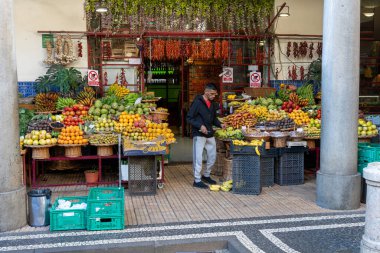 Funchal, Madeira, Portekiz - 03.27.2025: Mercado dos Lavradores 'te tropikal meyve pazarı Funchal, Madeira, Portekiz