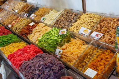 Portekiz, Madeira 'daki çiftçi pazarında çeşitli kurutulmuş egzotik meyveler sergileniyor.