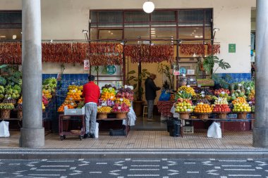 Funchal, Madeira, Portekiz - 03.27.2025: Mercado dos Lavradores 'te tropikal meyve pazarı Funchal, Madeira, Portekiz